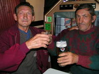 J. Magyar (vľavo) a M. Pauko si rozumejú nielen pri poháriku,
ale i mimo neho pri robote.